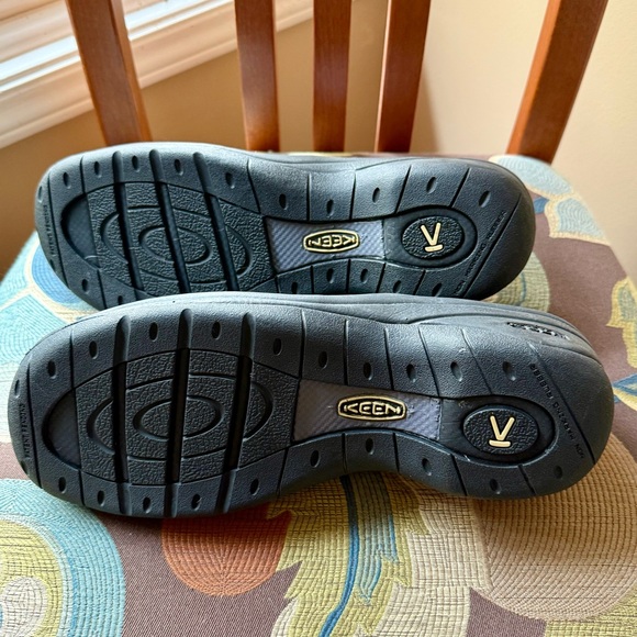 KEEN black suede mules/clogs Size 10M -NEW! - Picture 2 of 3